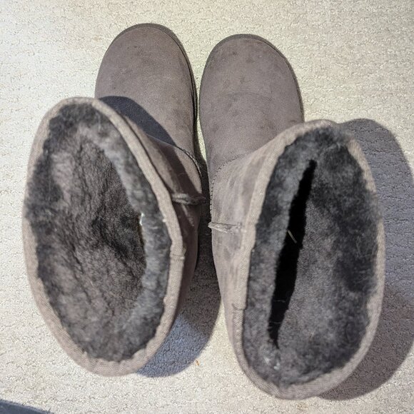 Women's Classic Ugg Short Boots - dark brown, size 8 - Picture 7 of 8